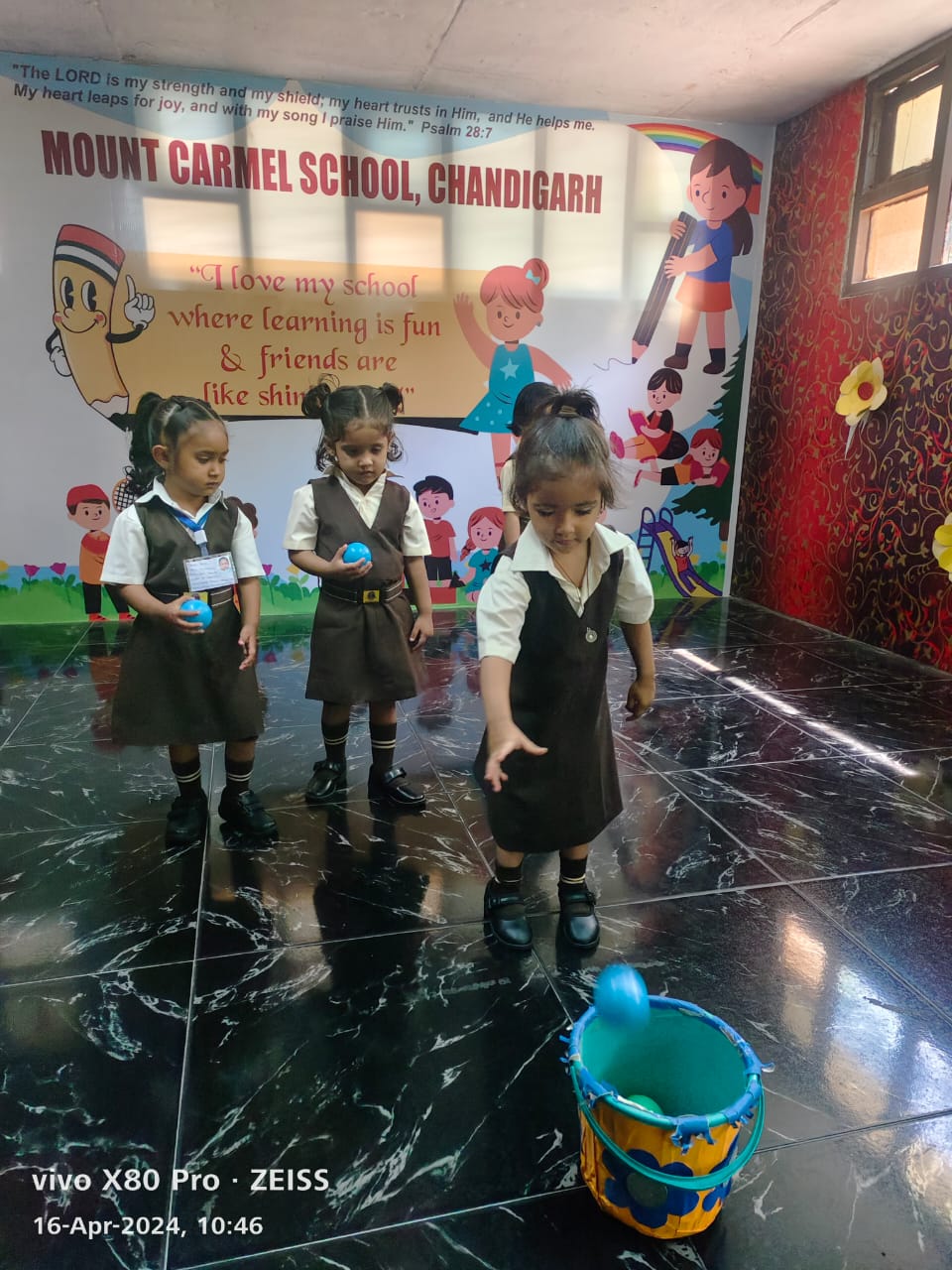 TOSSING BALL INTO BUCKET ACTIVITY BY PRE-NURSERY – Mount Carmel School